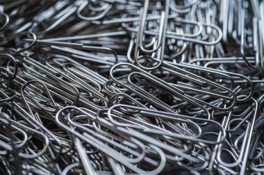 Kaotik ama organize olmuş gümüş ataç yığını birliği, bağlantıyı ve ofis gerekliliklerini vurguluyor. İş, eğitim ve yaratıcı kavramlar için mükemmel.