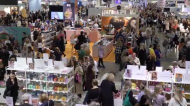 Helsinki, Finlandiya - 23 Ekim 2022: Messukeskus Fuar Merkezi 'nde düzenlenen fuar, Kuzey Avrupa' nın en büyük sağlık, sağlık, güzellik, moda ve tarz aşıkları etkinliğidir..