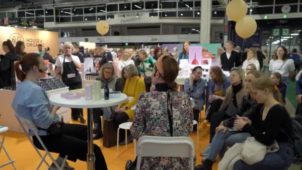 Helsinki Finlandia 2022 Consultora Presenta Nuevos Productos Cosméticos Feria Belleza — Vídeos de Stock