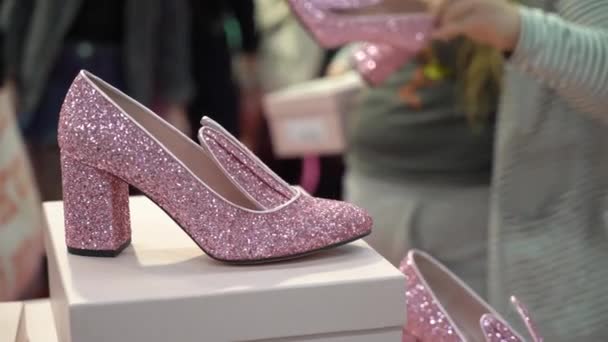 Helsinki Finlândia Outubro 2022 Visitantes Sexo Feminino Escolhem Sapatos Moda — Vídeo de Stock