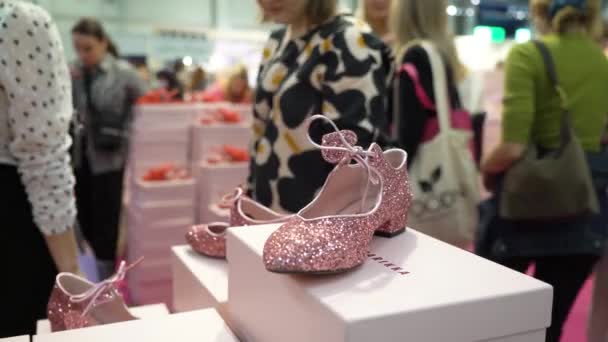 Helsinki Finlandia 2022 Las Visitantes Eligen Zapatos Moda Una Tienda — Vídeo de stock
