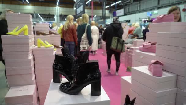 Helsingfors Okt 2022 Kvinnliga Besökare Väljer Moderiktiga Skor Butik Fair — Stockvideo