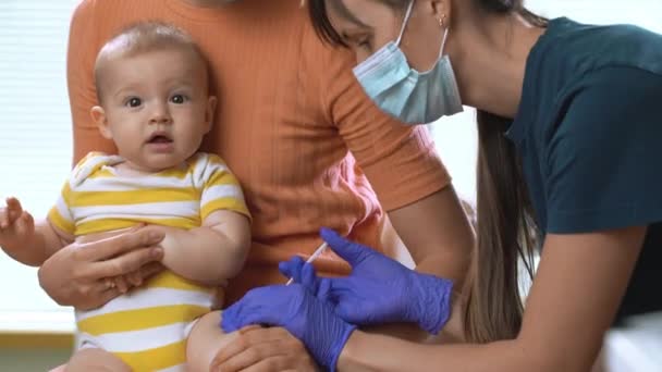 Женщина Медсестра Врач Педиатр Прививает Ребенка Концепция Программы Вакцинации Вакцинация — стоковое видео