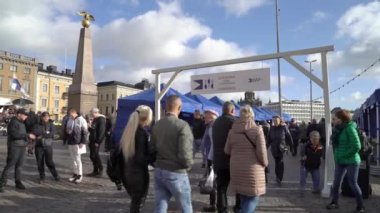 HELSINKI, FINLAND - NOV 07, 2022: Helsinki Baltık Ringaları Fuarı sırasında birçok alıcı ve balıkçı teknesi, Silakkamarkkinat.