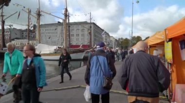 HELSINKI, FINLAND - NOV 07, 2022: Helsinki Baltık Ringaları Fuarı sırasında birçok alıcı ve balıkçı teknesi, Silakkamarkkinat.