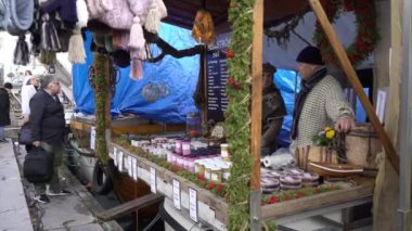 HELSINKI, FINLAND - NOV 07, 2022: Helsinki Baltık Ringaları Fuarı sırasında birçok alıcı ve balıkçı teknesi, Silakkamarkkinat.