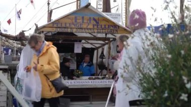 HELSINKI, FINLAND - NOV 07, 2022: Helsinki Baltık Ringaları Fuarı sırasında birçok alıcı ve balıkçı teknesi, Silakkamarkkinat.