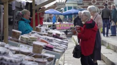 HELSINKI, FINLAND - NOV 07, 2022: Helsinki Baltık Ringaları Fuarı sırasında birçok alıcı ve balıkçı teknesi, Silakkamarkkinat.