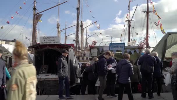 Helsinki Finlandia Nov 2022 Muchos Compradores Barcos Pesca Plaza Del — Vídeos de Stock