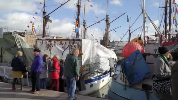 Helsinki Φινλανδία Nov 2022 Πολλοί Αγοραστές Και Αλιευτικά Σκάφη Στην — Αρχείο Βίντεο