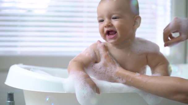 Cute Zdrowe Sześciomiesięczne Dziecko Kąpieli Pianki Baniek Mydlanych — Wideo stockowe