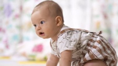İlk kez bebek odasında yerde sürünmeye çalışan sağlıklı altı aylık bebeğiniz kutlu olsun. Çocuklarda sağlıklı büyüme ve gelişim