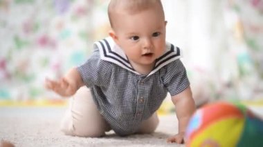 İlk kez bebek odasında yerde sürünmeye çalışan sağlıklı altı aylık bebeğiniz kutlu olsun. Çocuklarda sağlıklı büyüme ve gelişim