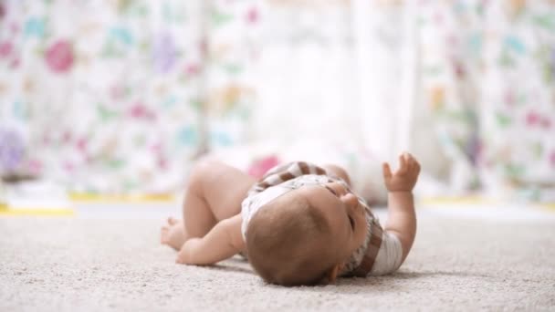 Glückliches Gesundes Sechs Monate Altes Baby Das Kinderzimmer Zum Ersten — Stockvideo