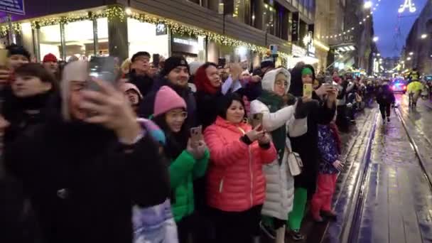 Finland November 2022 성인들 어린이들 키에서 열리는 전통적 크리스마스 열병식에서 — 비디오