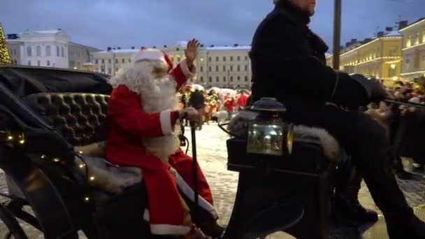 ヘルシンキ フィンランド 2022年11月19日 クリスマス イブにヘルシンキで唯一の本物のサンタクロースの伝統的な毎年恒例のパレード — ストック動画