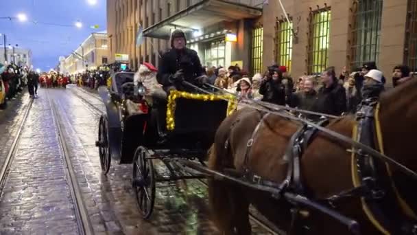 芬兰赫尔辛基 2022年11月19日 传统的一年一度的圣诞前夕在赫尔辛基举行的圣诞老人年度游行 — 图库视频影像