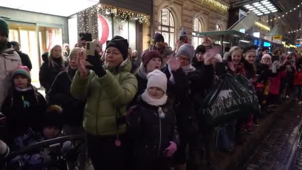 芬兰赫尔辛基 2022年11月19日 在赫尔辛基举行的一年一度的圣诞游行中 许多成年人和儿童向圣诞老人致意 — 图库视频影像