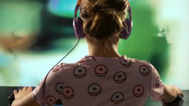 Bir çocuk ya da genç büyük bulanık bir ekranda tanımlanamayan bir bilgisayar oyunu oynuyor. Çevrimiçi video oyunu teknolojisi ve gençlerin oyun bağımlılığı