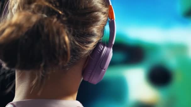 Dítě Nebo Teenager Hraje Nerozpoznatelnou Počítačovou Videohru Velké Rozmazané Obrazovce — Stock video