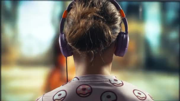 Ребенок Подросток Играет Неузнаваемую Компьютерную Видеоигру Большом Размытом Экране Технология — стоковое видео