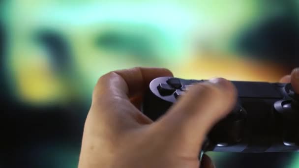 Νεαρός Άνδρας Παίζει Ένα Αγνώριστο Ηλεκτρονικό Βιντεοπαιχνίδι Joypad Μια Μεγάλη — Αρχείο Βίντεο