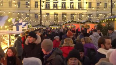 HELSINKI, FINLAND - DEC 03, 2022: Katedral Meydanı önündeki geleneksel Noel Ağacı, süslemeler ve çocuk şenlikli atlıkarınca.