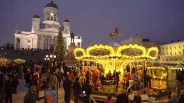 HELSINKI, FINLAND - DEC 03, 2022: Katedral Meydanı önündeki geleneksel Noel Ağacı, süslemeler ve çocuk şenlikli atlıkarınca.