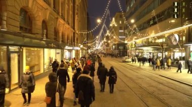 HELSINKI, FINLAND - DEC 03, 2022: Birçok insan ve şehrin merkezi caddesinde Noel kutlamaları ve toplam satışlar sırasında parlak süslemeler.