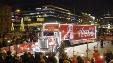 HELSINKI, FINLAND - DEC 03, 2022: Finlandiya turu sırasında Helsinki 'yi ziyaret eden Coca-Cola Noel kamyonu.