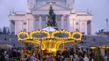 HELSINKI, FINLAND - DEC 03, 2022: Katedral Meydanı önündeki geleneksel Noel Ağacı, süslemeler ve çocuk şenlikli atlıkarınca.