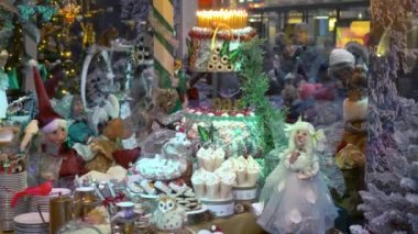 HELSINKI, FINLAND - 03 ARALIK 2022: Çocuklar ve yetişkinler Noel tatil vitrinlerini görüyorlar. Stockmann 'da geleneksel Noel gösterisi