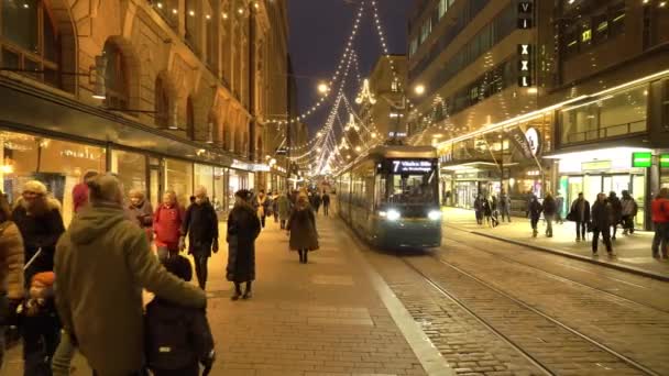 Helsinki Finlandia Grudzień 2022 Wiele Osób Jasne Dekoracje Centralnej Ulicy — Wideo stockowe