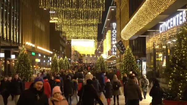 ヘルシンキ フィンランド 2022年12月3日 クリスマスのお祝いや総販売中に街の中心街の多くの人々と明るい装飾 — ストック動画