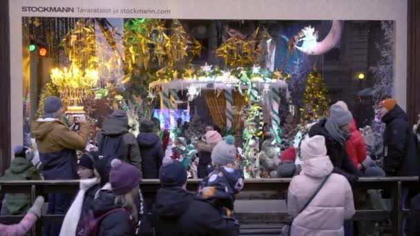 ヘルシンキ フィンランド 2022年12月3日 子供と大人はクリスマスの休日のウィンドウが表示されます ショッピングモールストックマンで伝統的なクリスマスショーケース — ストック動画