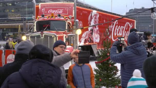 Helsinki Φινλανδία Dec 2022 Χριστουγεννιάτικο Φορτηγό Coca Cola Που Επισκέπτεται — Αρχείο Βίντεο