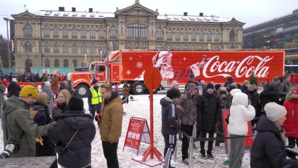 Helsinki Finland Dec 2022 Рождественский Грузовик Coca Cola Посещает Хельсинки — стоковое видео