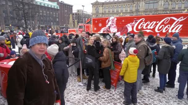 Helsinki Φινλανδία Dec 2022 Χριστουγεννιάτικο Φορτηγό Coca Cola Που Επισκέπτεται — Αρχείο Βίντεο
