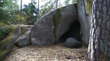 Güney Finlandiya 'daki ormandaki Hogberget Mağarası' nın antik doğal anıtını araştırıyoruz..