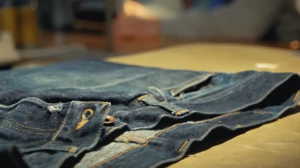 Kvinnlig Sömmerska Stryker Jeans Innan Reparation Verkstad Reparera Gamla Denim — Stockvideo