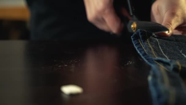 Eine Schneiderin Schneidet Alte Jeanshosen Mit Einer Großen Metallschere Auf — Stockvideo
