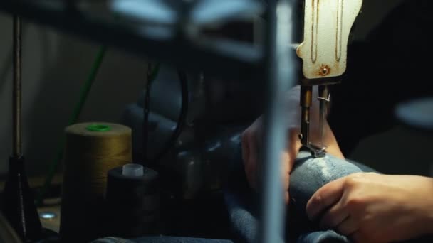 Seorang Penjahit Wanita Memperbaiki Jins Tua Dengan Mesin Penggelap Vintage — Stok Video