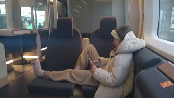 Adolescente Voyageant Train Express Grande Vitesse Tout Faisant Défiler Les — Video