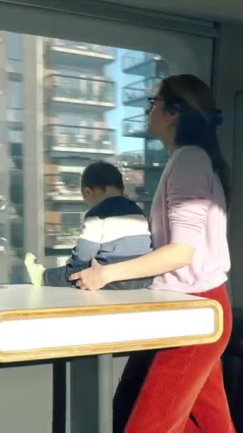 Uma Jovem Seu Bebê Desfrutam Passeio Trem Expresso Alta Velocidade — Vídeo de Stock
