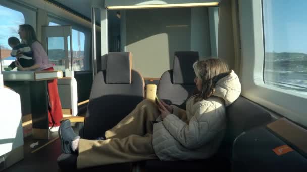 Adolescente Voyageant Train Express Grande Vitesse Faisant Défiler Les Médias — Video