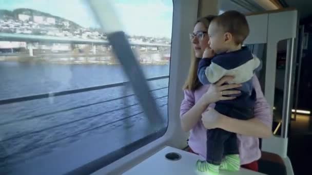 Une Jeune Femme Son Bébé Profitant Une Balade Train Express — Video