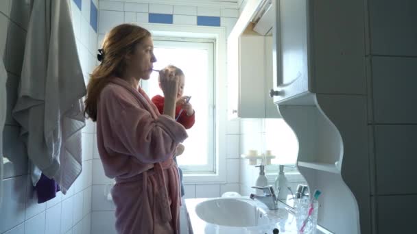 Junge Mutter Mit Ihrem Baby Beim Morgendlichen Zähneputzen Badezimmer — Stockvideo