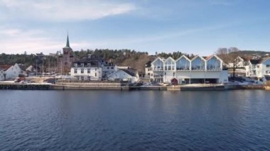 Baharın başlarında Norveç fiyordunun sahil şeridinde sürüş plakası. Drammenfjord sahili boyunca Panorama. Feribottan çekiyoruz.