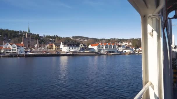 Πινακίδα Οδήγησης Στην Ακτή Του Νορβηγικού Φιόρδ Στις Αρχές Της — Αρχείο Βίντεο
