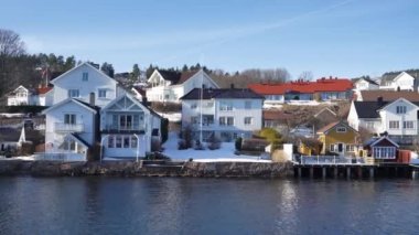 Baharın başlarında Norveç fiyordunun sahil şeridinde sürüş plakası. Drammenfjord sahili boyunca Panorama. Feribottan çekiyoruz.